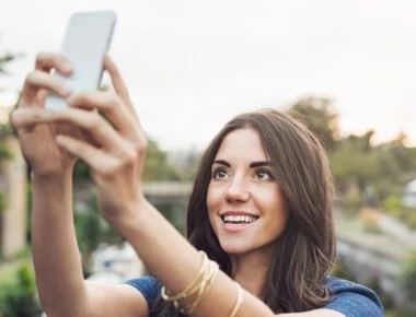Οι selfies έχουν προκαλέσει πέντε φορές περισσότερα θύματα σε σχέση με τις επιθέσεις καρχαριών σύμφωνα με έρευνα
